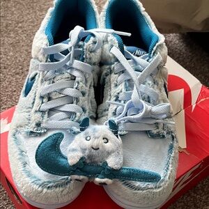 Nike Dunks Low - Abominable Snowman size 7Y